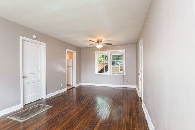 Foto del edificio - Fall Into Savings at Village Square