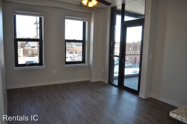 Building Photo - 225 N Linn St