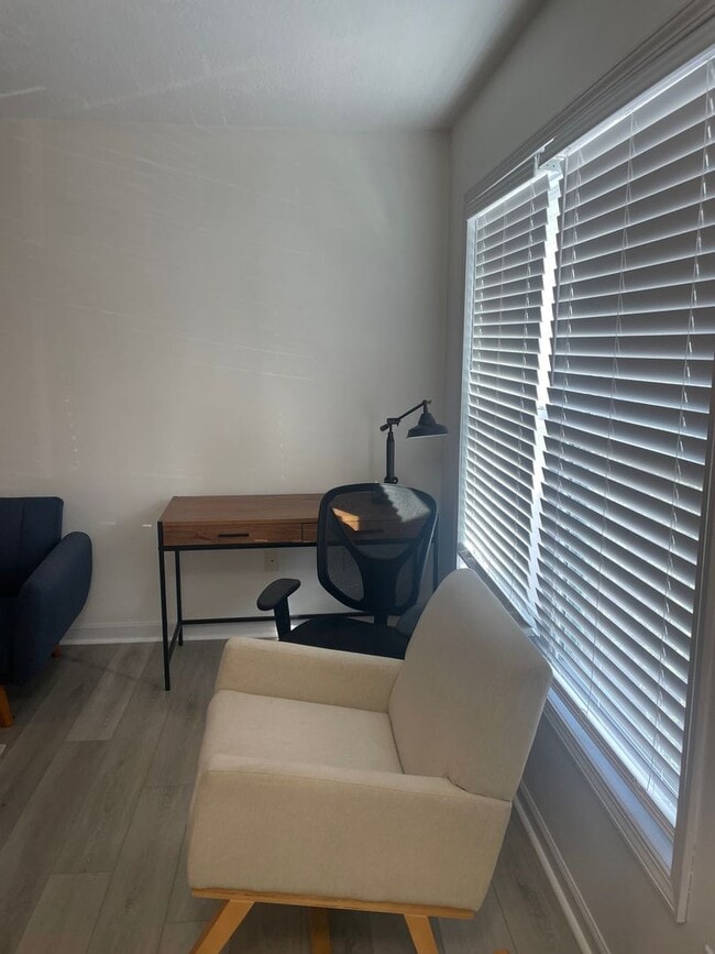 Building Photo - 2 BR 2.5 Bath Townhome