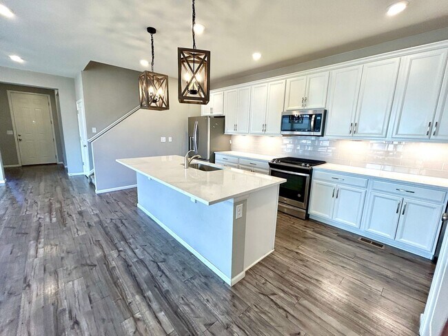 Building Photo - Better Than New! Stunning 4-year old Home Corner End-Unit with High-End Finishes