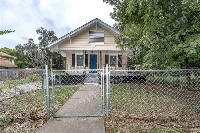 Foto del edificio - ADORABLE 3 bedroom 1 bathroom home in KCMO...