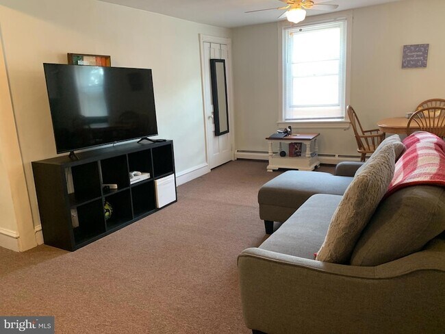 Building Photo - 517 Walnut Street Unit 3