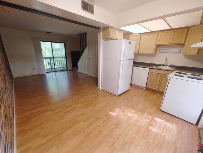 Building Photo - 2 Bed/1 Bath overlooking Iuka Ravine