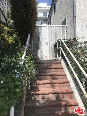 Foto del edificio - 10709 Ashton Ave