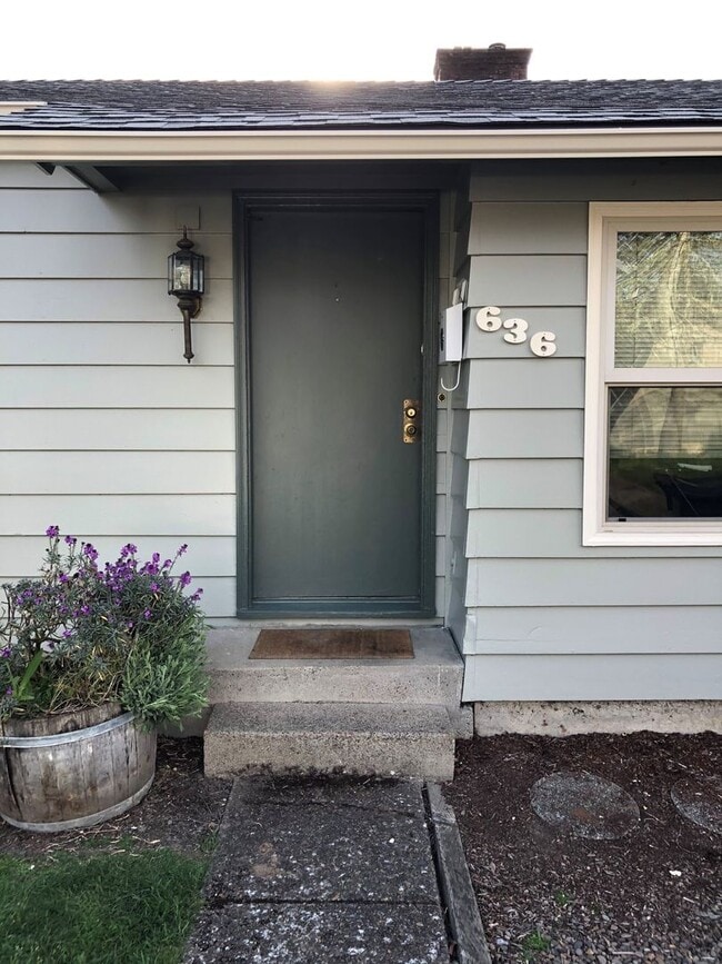 Building Photo - Comfortable 3 bedroom 1 bath