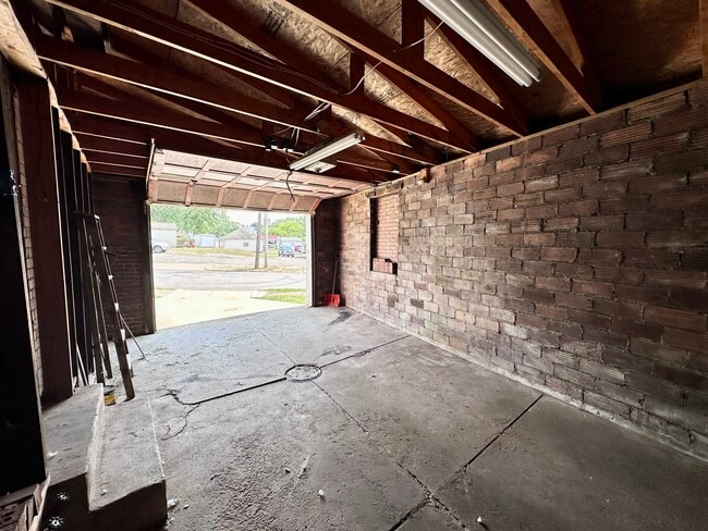 Building Photo - 1326 E Washington St