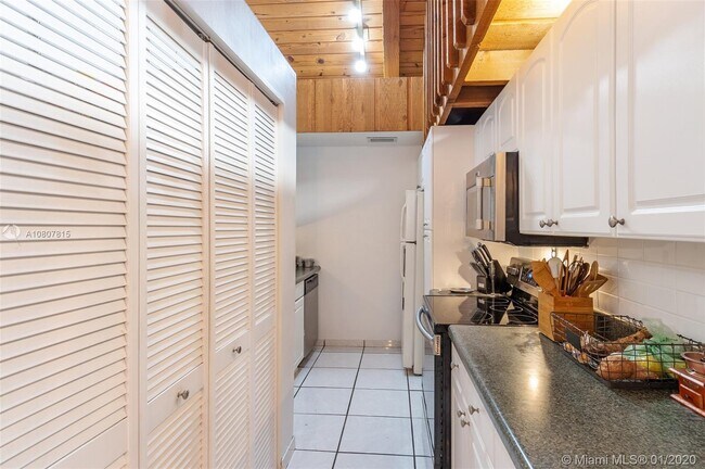 Building Photo - 497 N University Dr