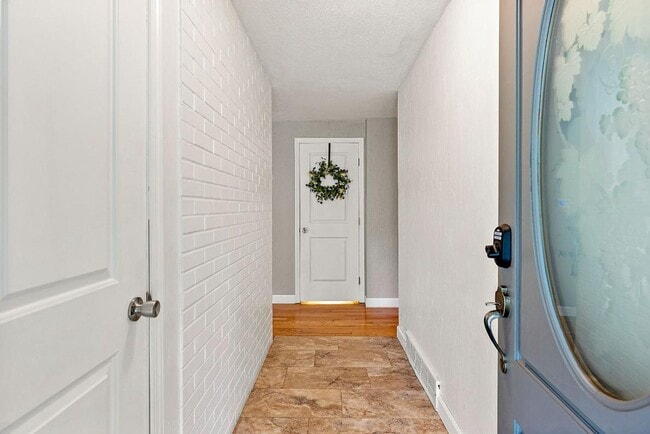 Building Photo - Spacious 4 Bed Lakewood Home w/ 2 Kitchens...