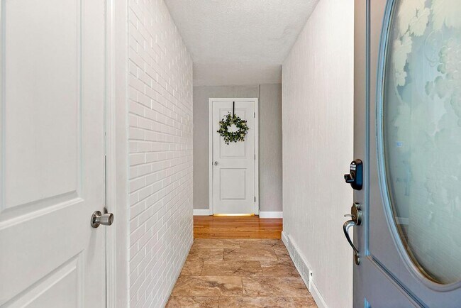 Foto del edificio - Spacious 4 Bed Lakewood Home w/ 2 Kitchens...