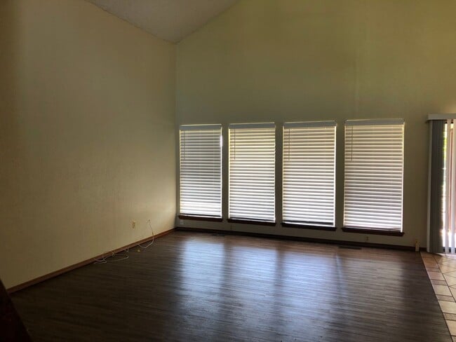 Building Photo - New Luxury viny Plank and paint. 3 bedroom + loft home for lease in Moore!  2 baths, 2 car garage...