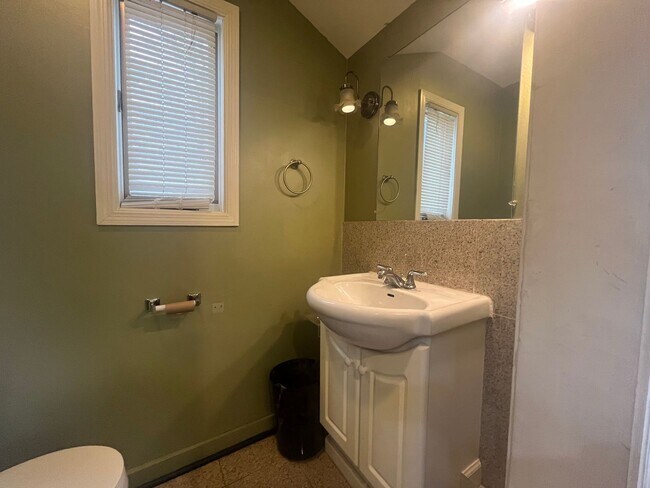 Building Photo - Updated 2 bedroom 2 bath in Mpls