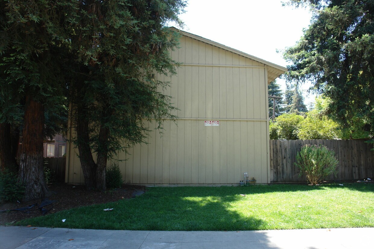 Building Photo - 1172 Mesa Dr