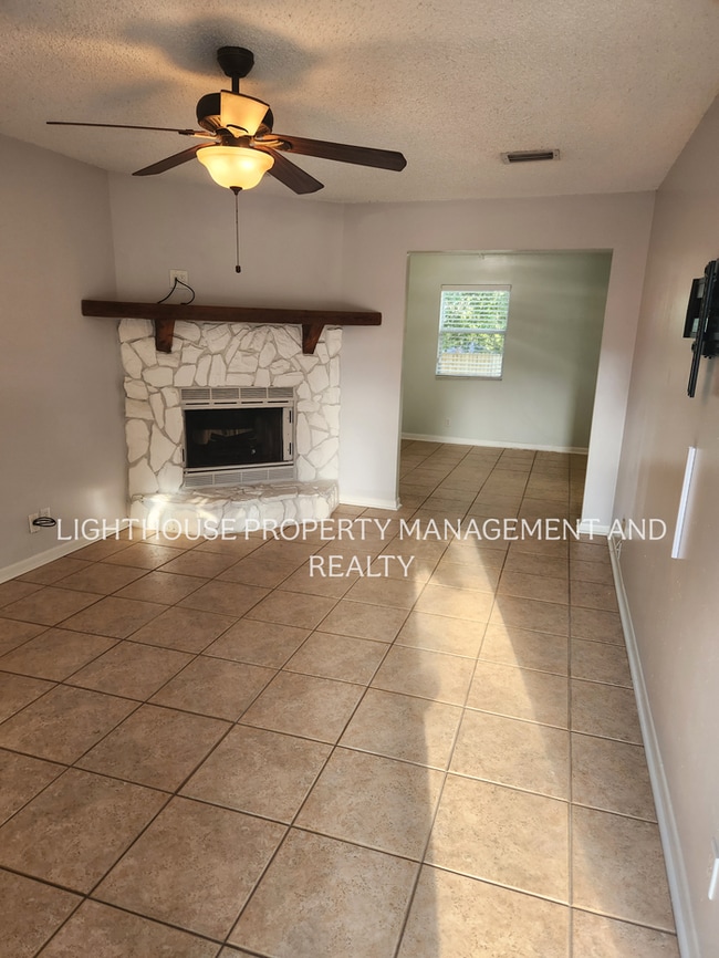 Building Photo - Beautifully Updated 3/2 One Mile from Beach!
