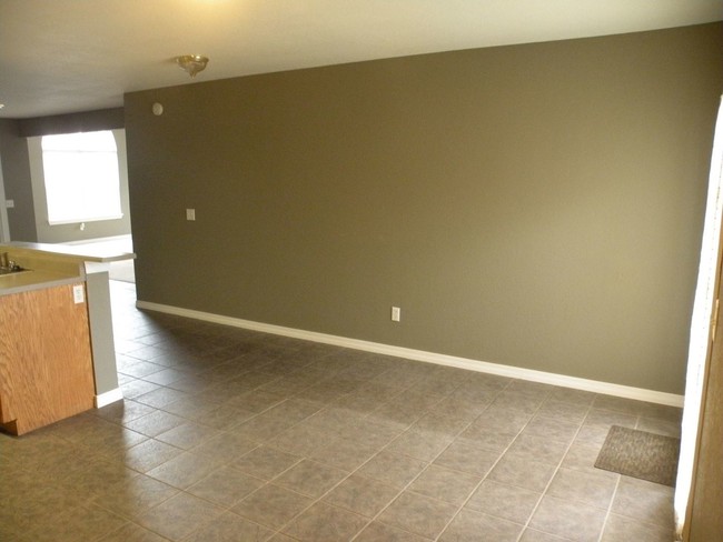 Building Photo - 4 br, 2 bath House - 751 North Meadowlands