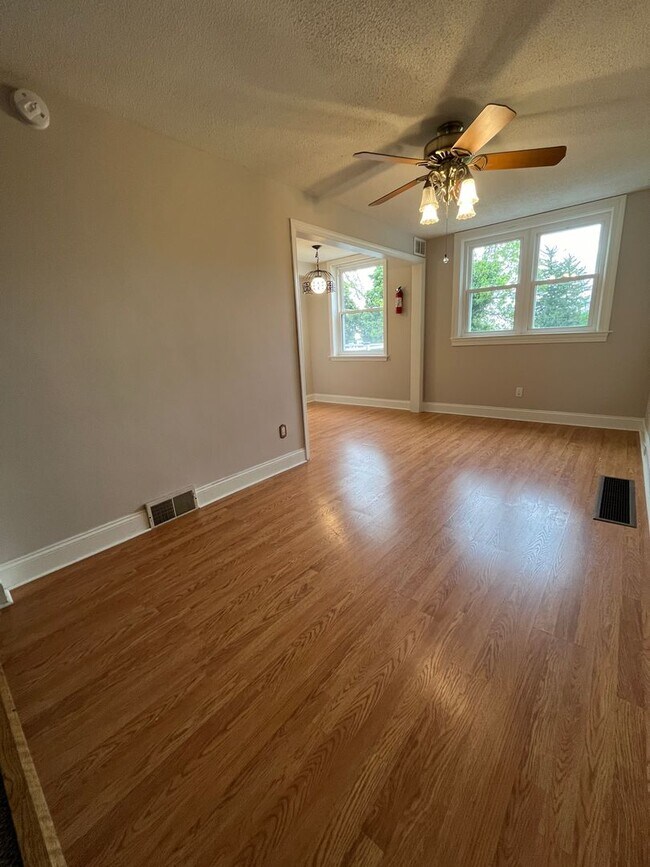 Building Photo - Beautiful 3 Bedroom 2 Full Bath in Clifton...
