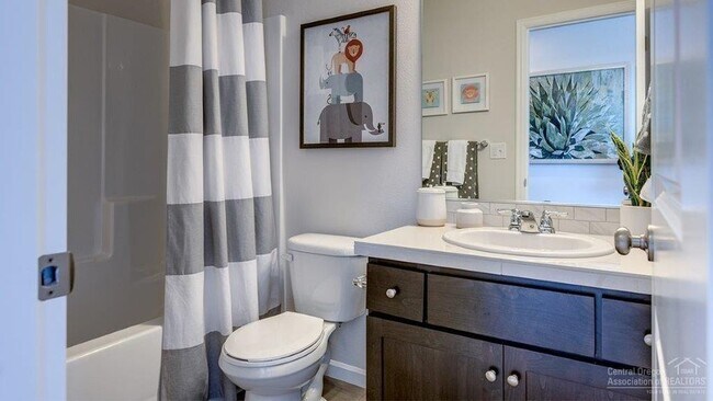 Foto del edificio - Three Bedroom House in SE Bend