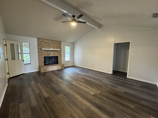 Building Photo - Meticulously maintained 3 bedroom 2 bath!