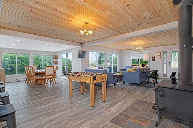 Building Photo - 52 Rue Charette