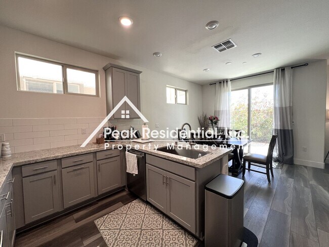 Foto del edificio - Updated Elk Grove 3bd/2.5ba Home with 2 Ca...