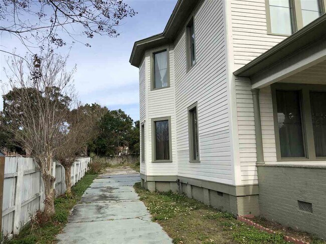 Building Photo - 112 W Gregory St