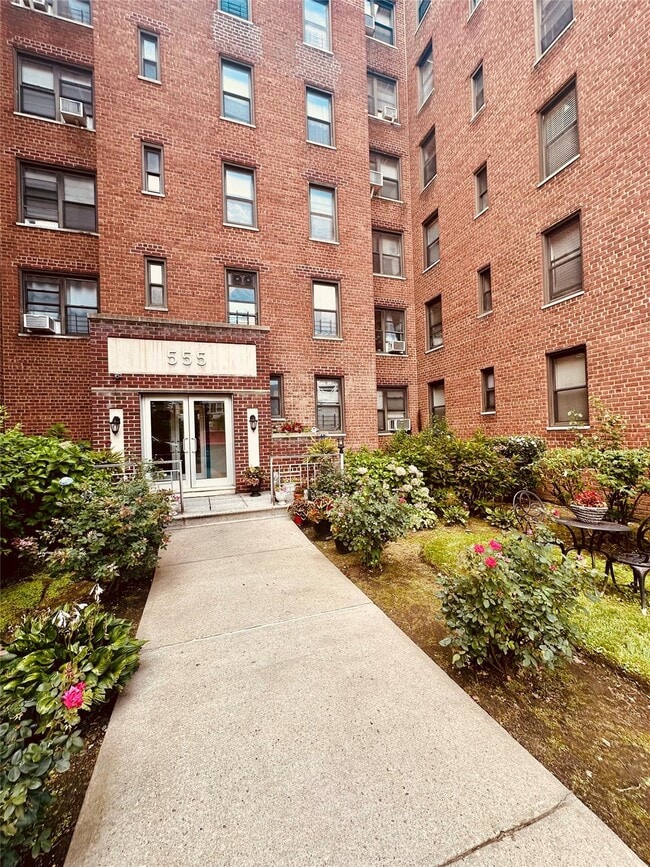 Foto del edificio - 555 McLean Ave
