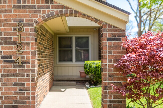 Archway to front door... - 3124 Woods Cir