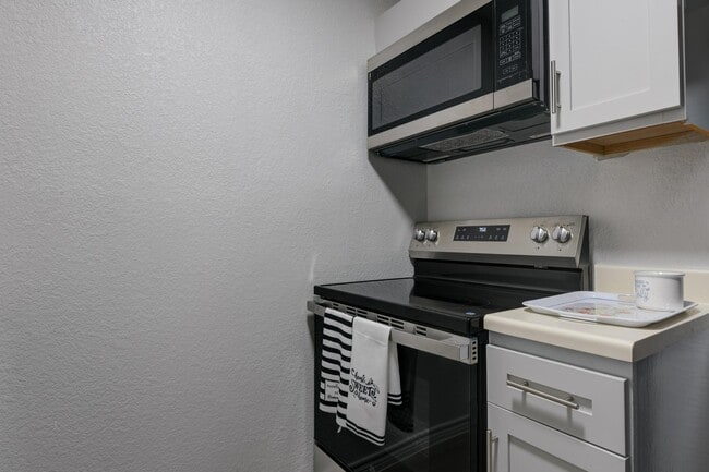 Building Photo - Silver Oaks Villas
