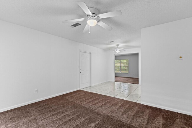 Building Photo - 3 Bedroom, 2 Bath House  on corner lot in ...