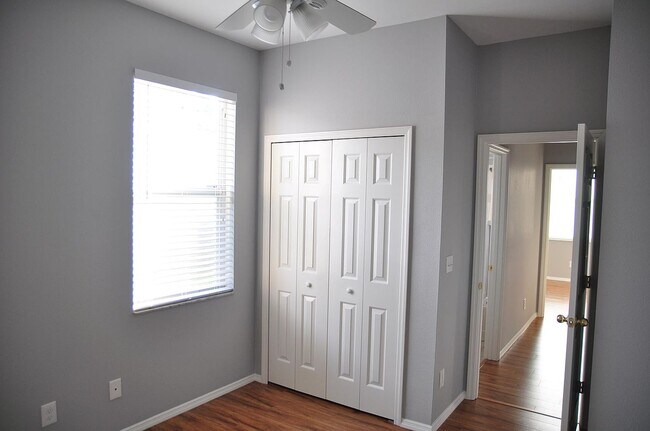 Pequeño tercer dormitorio/oficina con bonito espacio de guardarropas. - 5009 46th St W