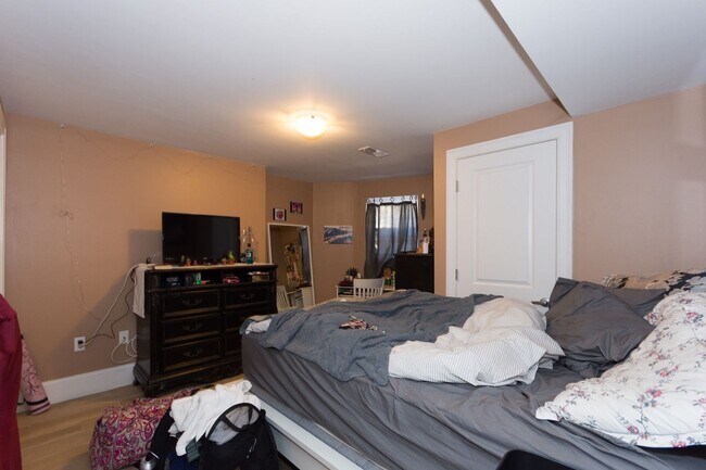 Foto del edificio - Spacious 3 Bed / 2 Bath in a Classic Allston Brownstone — Prime Location, Pet Friendly