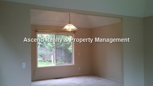Foto del edificio - Lower Price!! Wilsonville 2 Level Work Shop/Workout Room Fenced Yard Quick Access to I5 & Shops