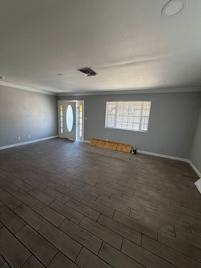 Building Photo - 2p2820