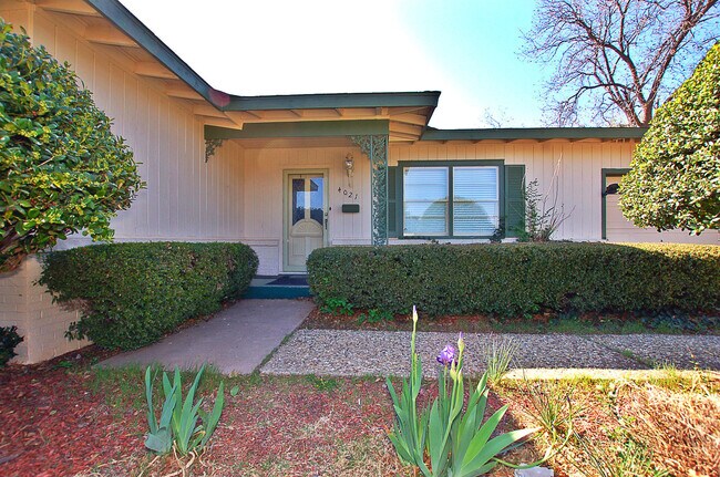 Foto del edificio - PRE-LEASING for July! Great 3 Bedroom 2 Bathroom Home Near Texas Tech