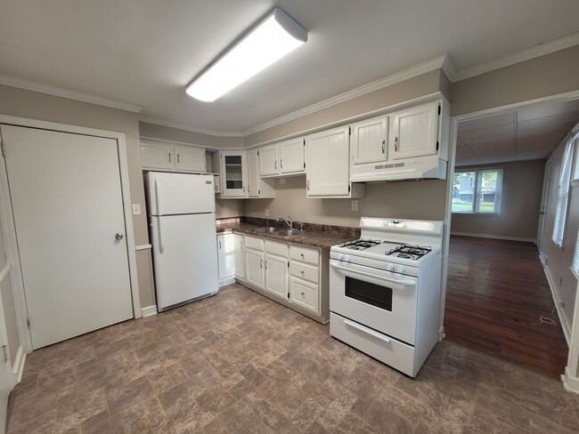 Building Photo - 2 Bedroom, 1 Bathroom home with Garage!