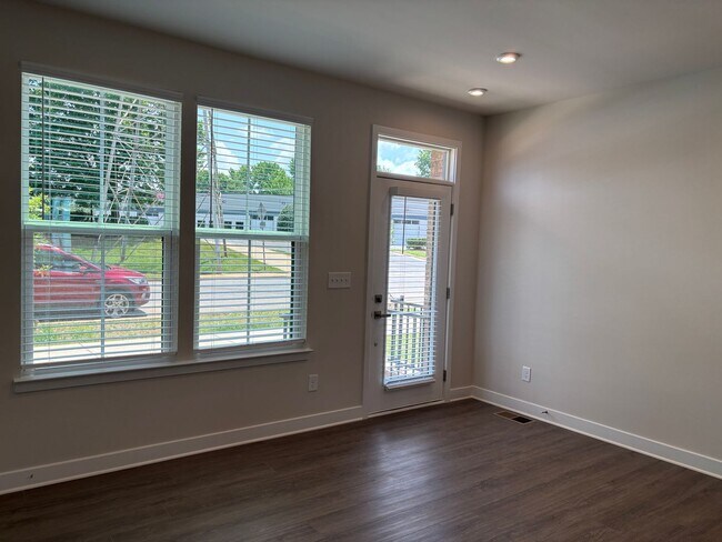 Foto del edificio - Pristine, move-in ready Townhome located i...