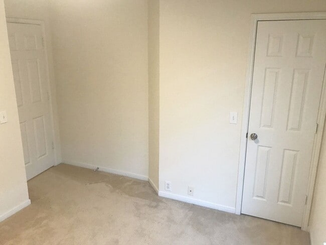 Foto del edificio - 17406 Hoover Gardens Dr