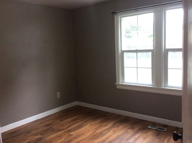 Building Photo - Downtown Charmer! Now Available!
