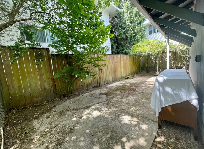 Foto del edificio - Spacious One Bedroom in Quiet 5 Plex with ...