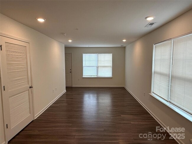 Foto del edificio - 2525 Oakdale Rd