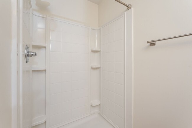 Building Photo - Beautiful Kept Upper Level 2 Bedroom 2 Ful...