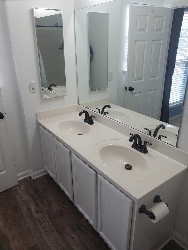 His and her dual sinks in master bathroom - 42 Gr-Pd-51