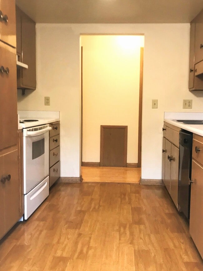 Building Photo - 413 Pawling St