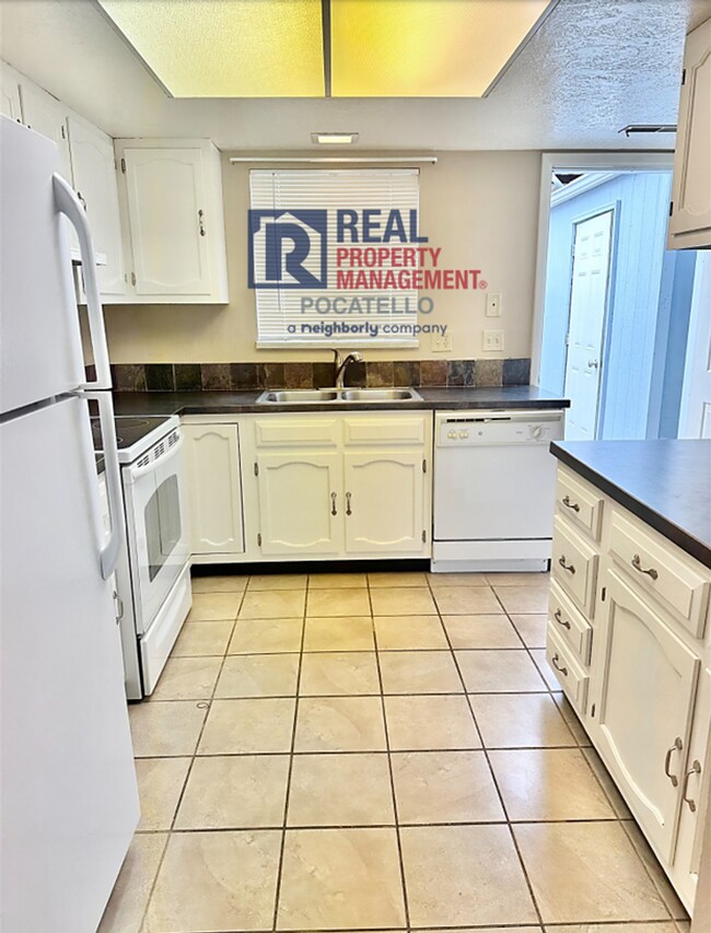 Building Photo - MOVE IN SPECIAL - 2 bed 1.5 bath townhouse...