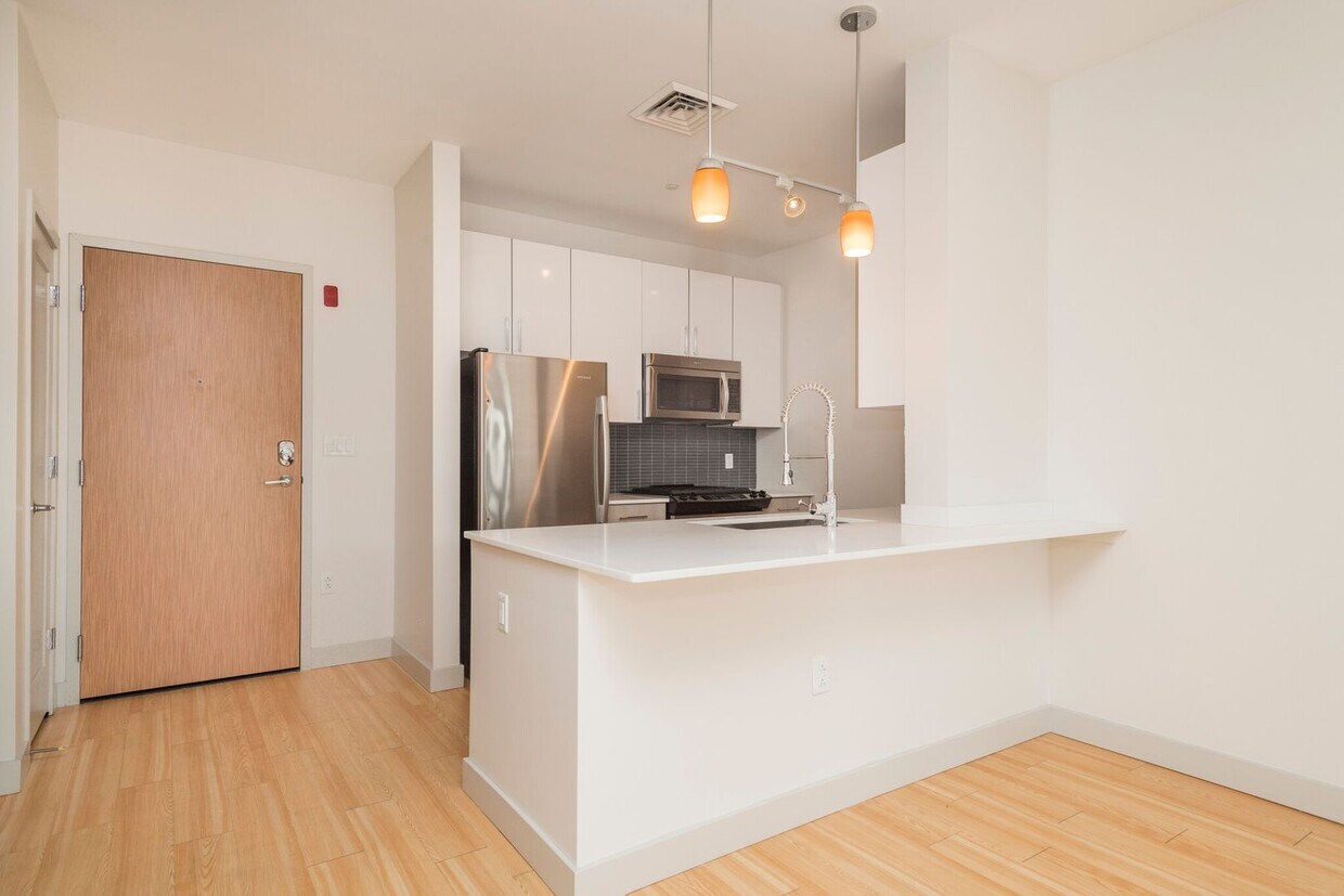 Building Photo - Unique Apt on Brookline Brighton Border