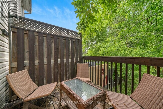 Building Photo - 122 Malcolm St