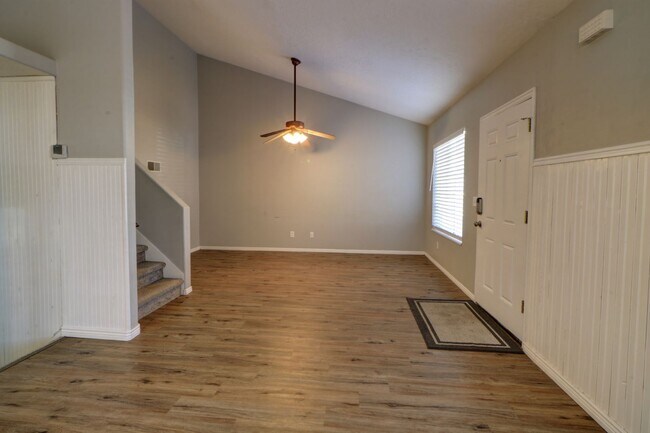 Foto del edificio - Pet Friendly Town home