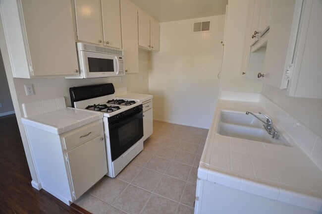 Building Photo - 24411 Newhall Ave