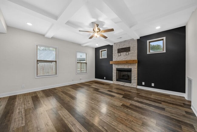 Building Photo - 3 Bedroom 2 1/2 Bath Dog Friendly Home For...