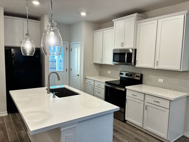 Foto del edificio - 3BR/2BA w/ Fenced Yard + Assigned Parking in Liberty Hill, TX