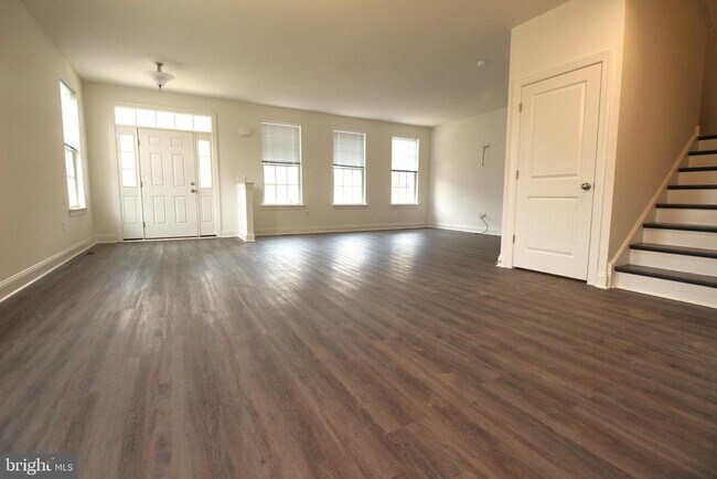 Building Photo - 851 Mapleton Ave